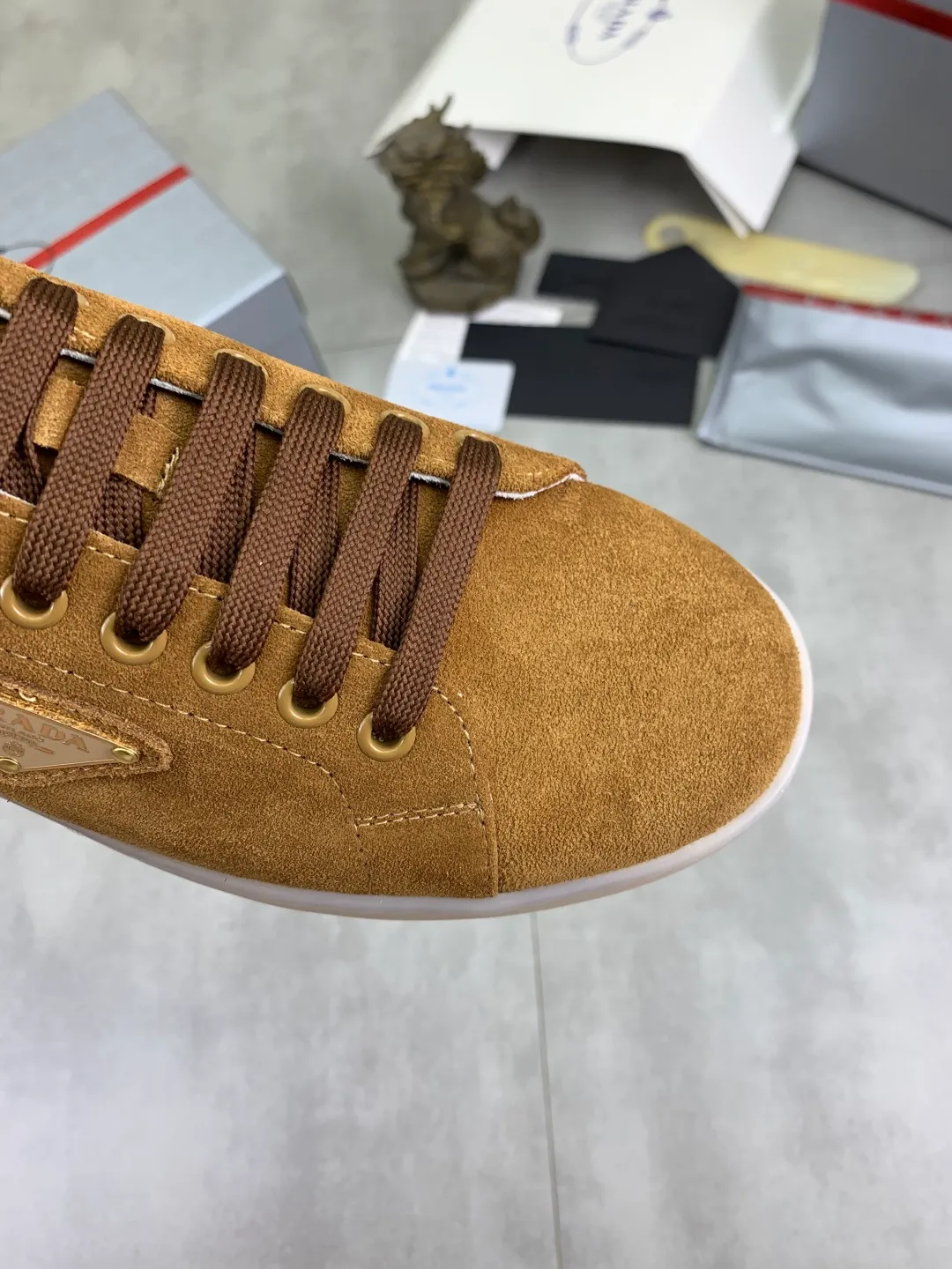 Men's shoes 💰P540💰【New model】The hot model is on the official website, 🆘 The trendy brand (Prada) mainly promotes the hot model, the avant-garde and versatile fashion men's shoes are privately modeled, the cowhide surface is spliced 1:1.. The fashion is simple, the original imported cowhide lining and the cowhide feet; the atmosphere and personality are more fashionable, eye-catching and pursuing class. It will subvert the old idea and be a must-have for fashion trendsetters with you! Must keep it for yourself! Tall and comfortable, large and low, high-end quality workmanship. Size: 38-45; 3️⃣colors available.